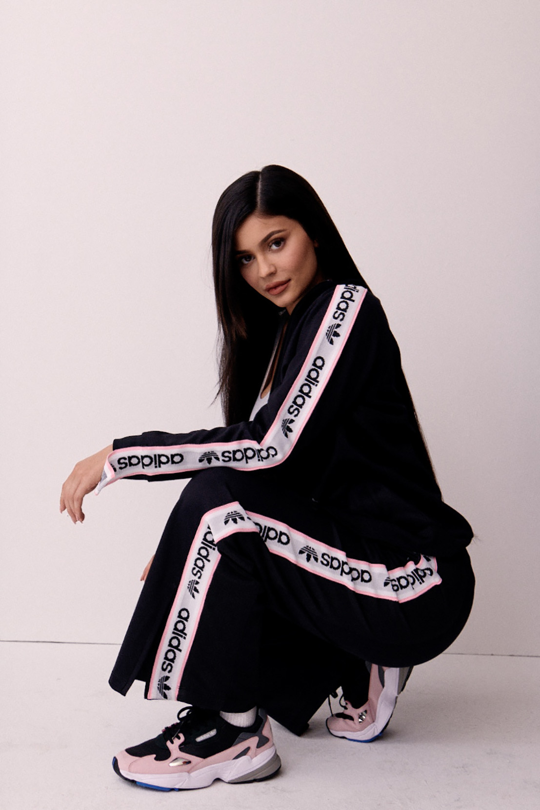 Kylie Jenner es el rostro las Falcon de adidas Originals