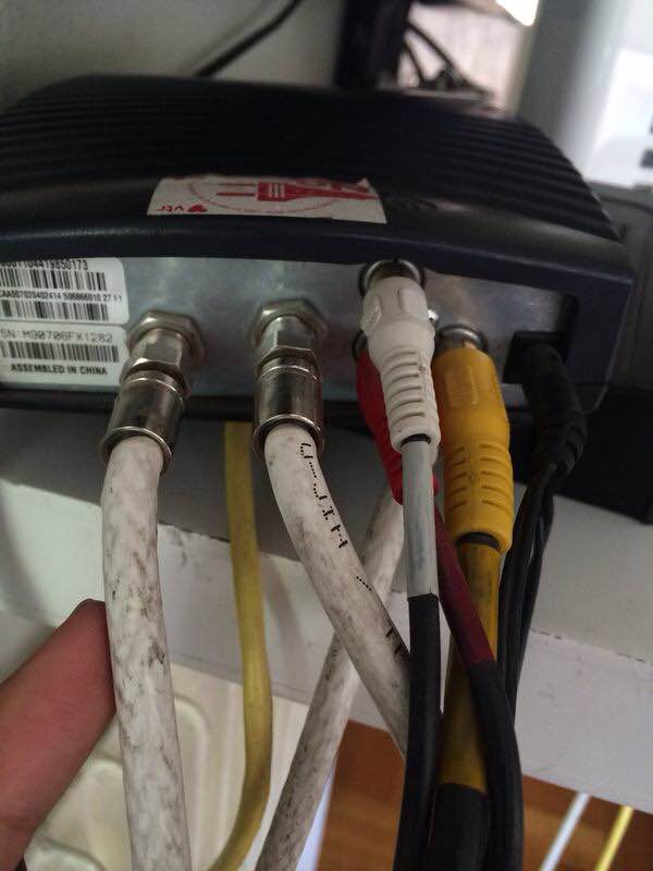 El técnico puso en la guía de recepción que tuvo que cambiar los cables de mi casa...súper nuevos tus cables oye viejo chuchetumadre.