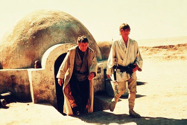 imgluke-skywalker-pictured-his-uncle-coming-out-their-house-1977s-star-wars