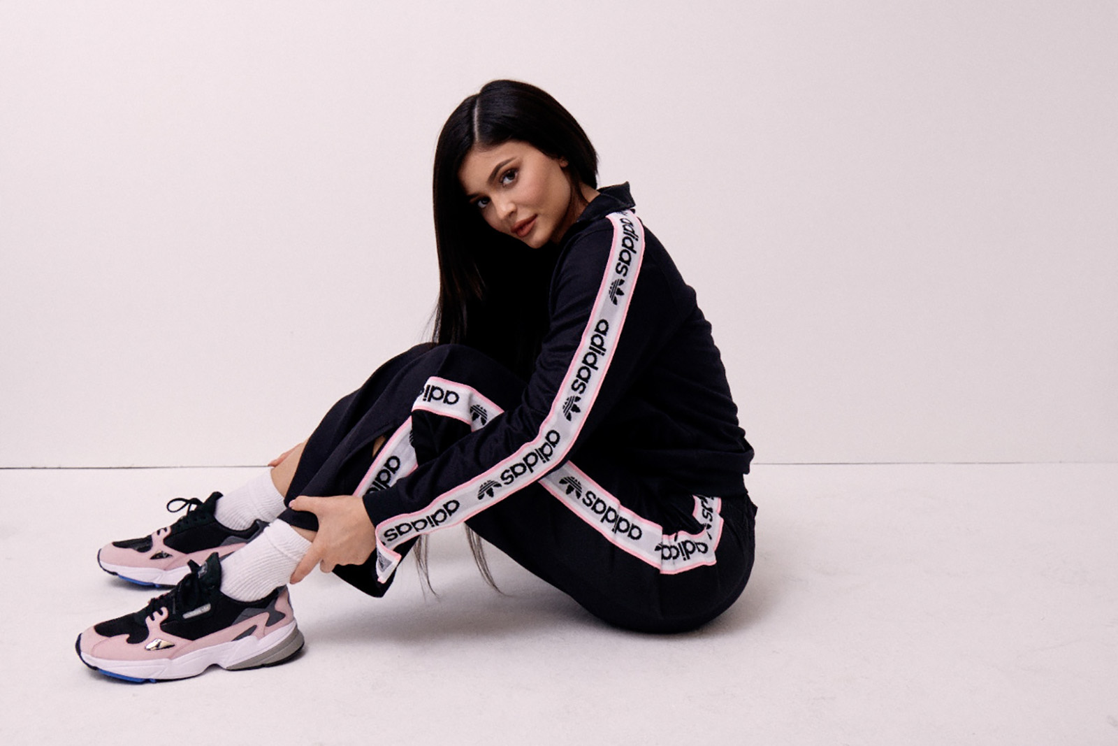 Kylie Jenner es el rostro las Falcon de adidas Originals