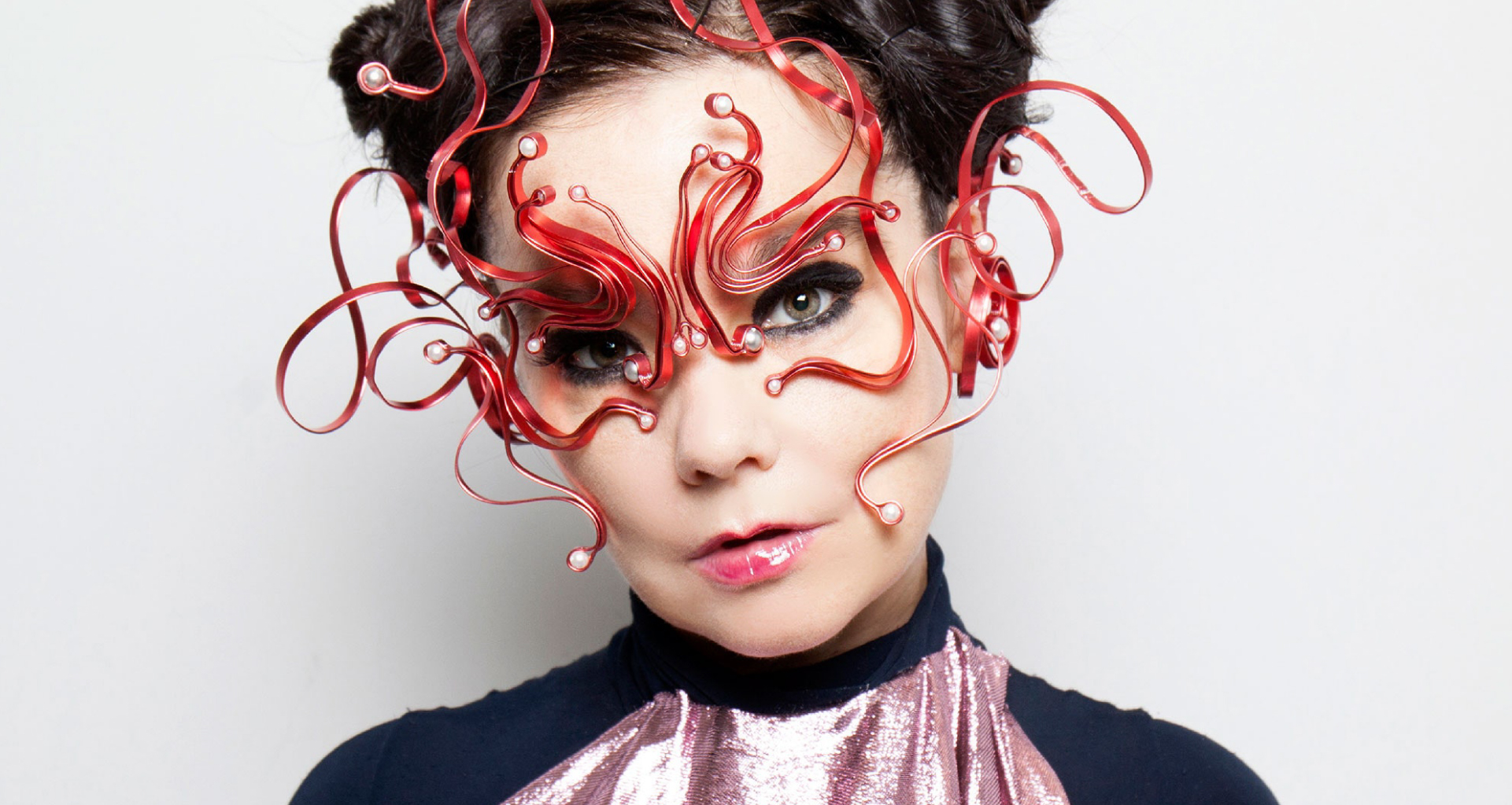 Björk anunció el lanzamiento de su nuevo disco